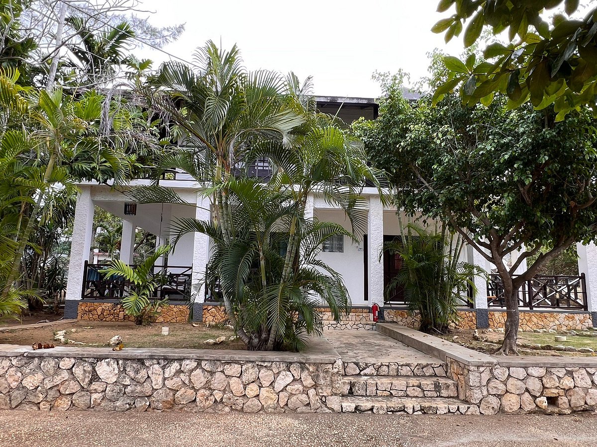 Cliffside walkways at Negril Escape